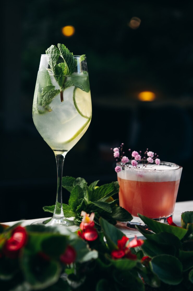 Orzeźwiające luksusowe letnie koktajle w restauracji