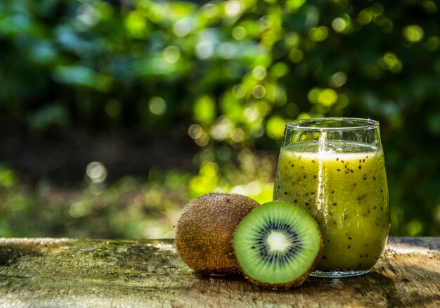 Orzeźwiający kiwi smoothie i zdrowy zielony kiwi