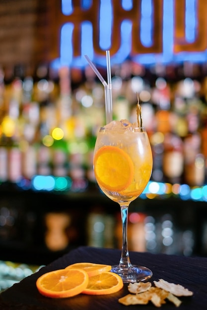 Orzeźwiający koktajl pomarańczowy w barze?