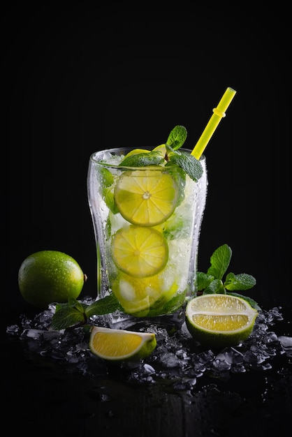 Orzeźwiający letni koktajl alkoholowy mojito z lodowatą miętą i limonką Copy Space