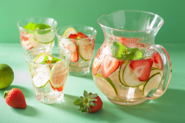 Orzeźwiający letni napój z truskawkową limonką w słoiku i szklankach