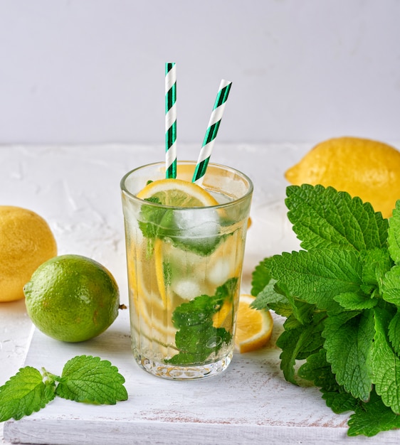 orzeźwiający napój lemoniada z cytrynami, listkami mięty, limonką w szklance
