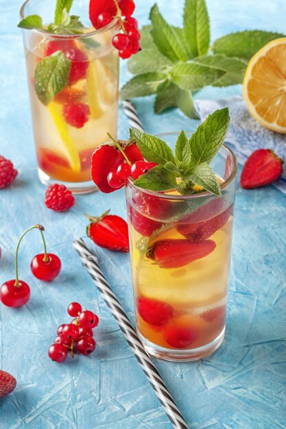 Orzeźwiający napój z owocami w szklankach