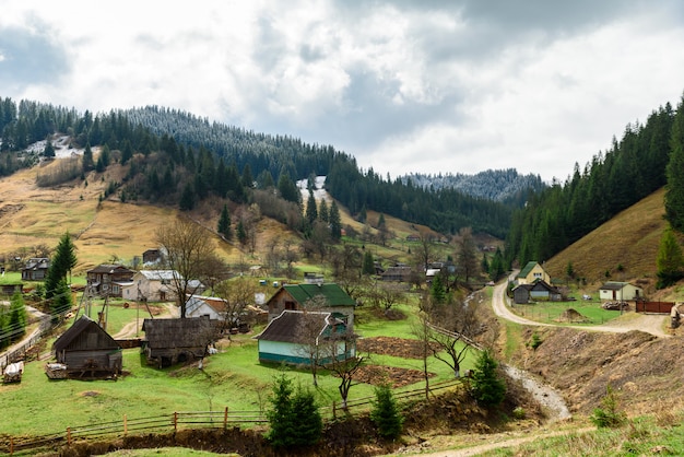 Osada wiejska z domkami wysoko w górach