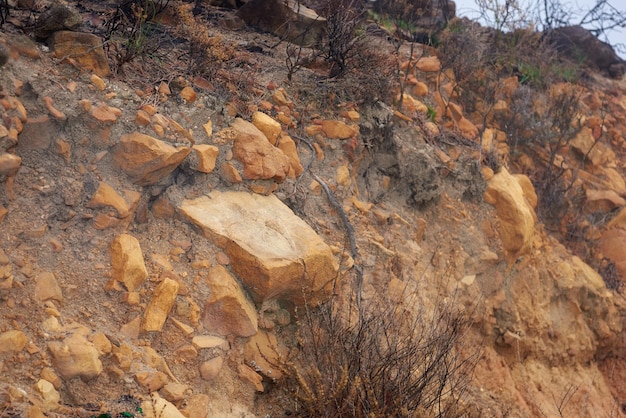 Osadowe warstwy skalne uformowane na powierzchni Ziemi lub w jej pobliżu Widok tekstury gleby górskiej z suchymi zaroślami Skalisty krajobraz wzdłuż odległego szlaku turystycznego w przyrodzie Geologiczne cuda Republiki Południowej Afryki