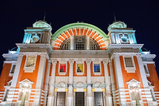 Osaka, Japonia - 11 maja 2018 - Osaka Central Public Hall w nocy. Wykonany z czerwonej cegły w stylu zachodnim. Osaka, Japonia