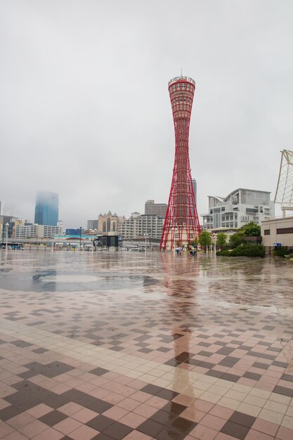 Osaka, Japonia - 13 maja 2018: widok na Kobe Port Tower i miasto