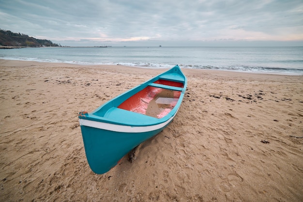 Osamotniona drewniana łódź na bezludnej plaży