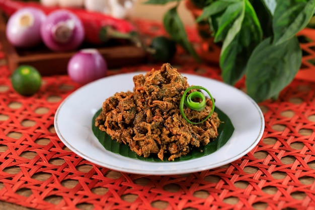 Zdjęcie oseng tumis kerang indonezyjskie jedzenie z smażonych małych małży z kurkumą z czosnkiem imbirowym