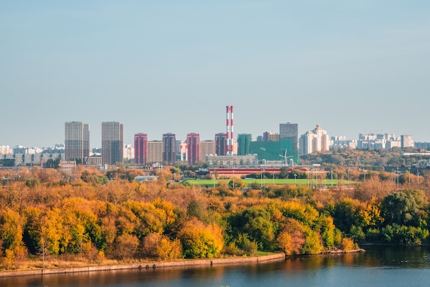 Osiedle Mieszkaniowe W Strefie Przemysłowej Na Obrzeżach Moskwy. Jesienny Widok Ze Wzgórza Na Miasto W Oddali.