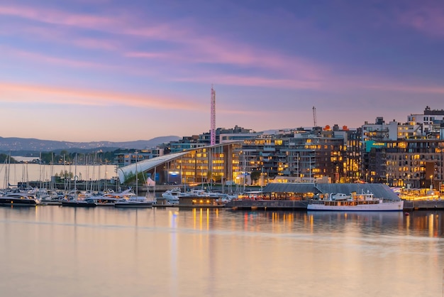 Oslo centrum miasta panoramę miasta w Norwegii o zachodzie słońca