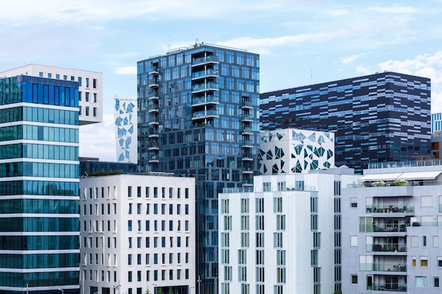 Oslo skyline nowoczesna architektura miasta budynki biurowe nieruchomości w dzielnicy kodów kreskowych w Norwegii