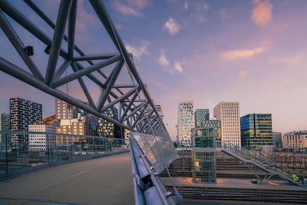 Oslo waterfront centrum panoramę miasta pejzaż miejski w Norwegii o zachodzie słońca