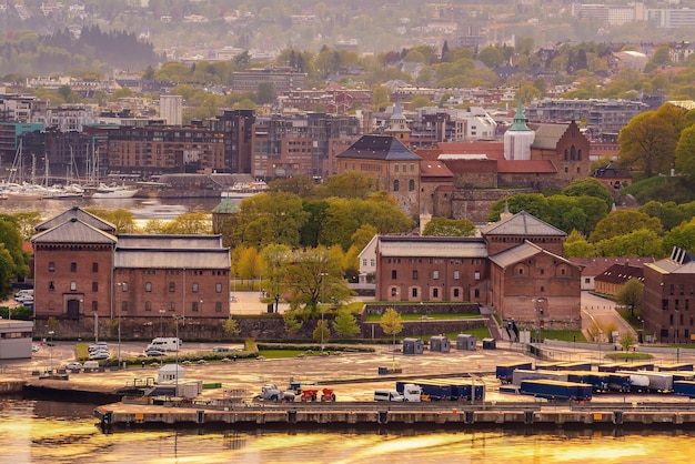 Oslo waterfront centrum panoramę miasta pejzaż miejski w Norwegii o zachodzie słońca