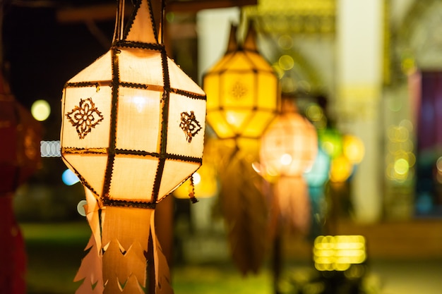 Ośmioboczna lampa rzemieślnicza wisząca na linie przed kościołem buddyjskim
