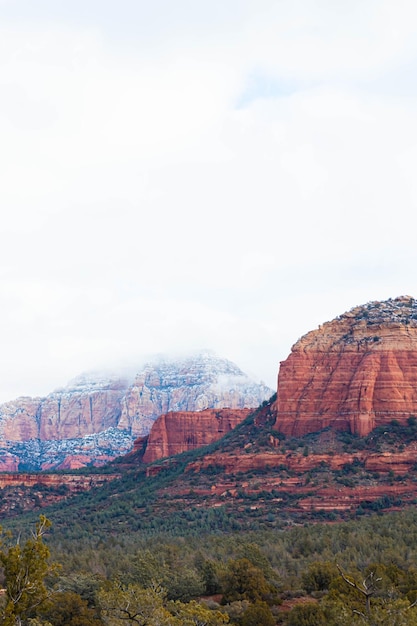 Ośnieżone czerwone góry z mgłą w parku stanowym Sedona Red rock