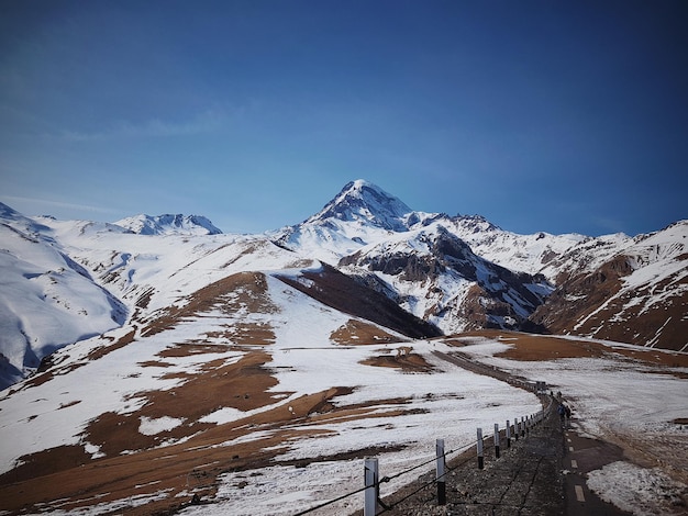 Ośnieżone góry, Gruzja, Kazbegi, zimowy krajobraz