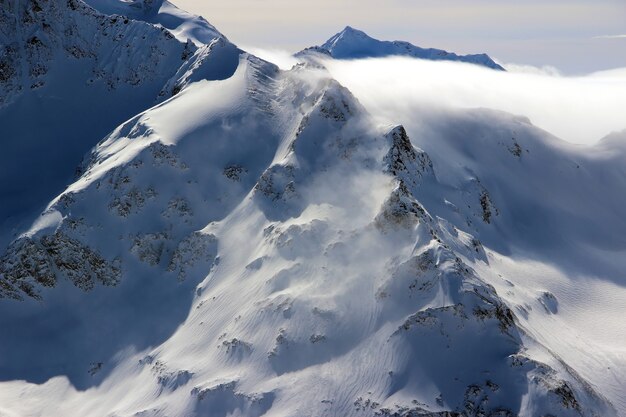 Ośnieżone góry w chmurach błękitne niebo Kaukaz Elbrus