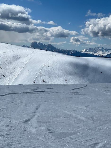 Ośnieżone stoki narciarskie z górami w tle