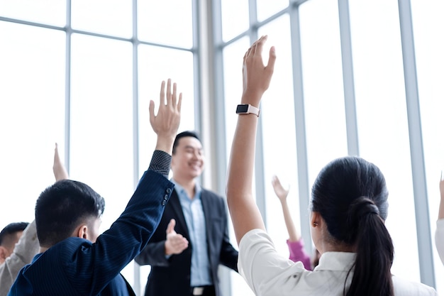 Osoba biznesowa podnosząca rękę podczas seminarium Ręka w konferencji prosząca o odpowiedź na pytanie w sali spotkań biznesowych i klasie seminaryjnej