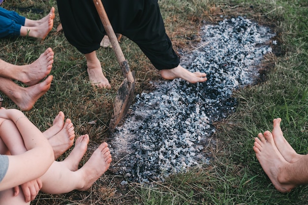 Osoba chodząca boso po węglu lub po ogniu na gorących glinach