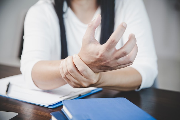 Osoba cierpiąca na zapalenie stawów ból palca kobiety od pracy w biurze Zespół koncepcji biura
