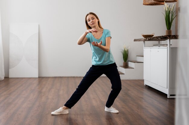 Zdjęcie osoba ćwicząca tai chi w pomieszczeniu