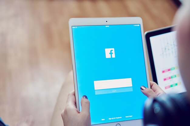 Osoba Korzystająca Z Aplikacji Facebook Na Tablecie