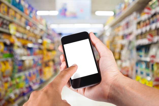 Osoba Korzystająca Z Smartfonu Biały Ekran Posiadacza Na Rękę Z Półkami Na Tle W Supermarkecie.