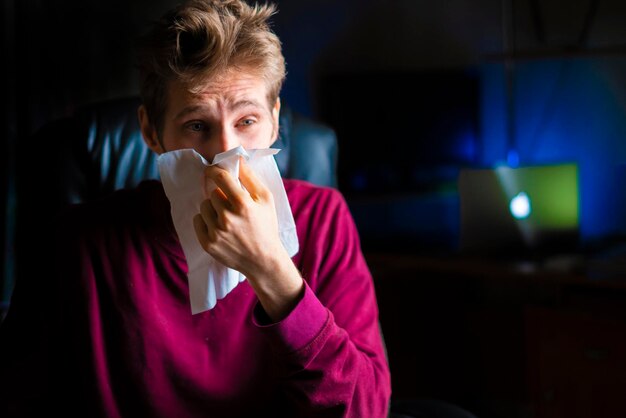 Osoba Ma Alergię I Kicha W Papierowej Serwetce B