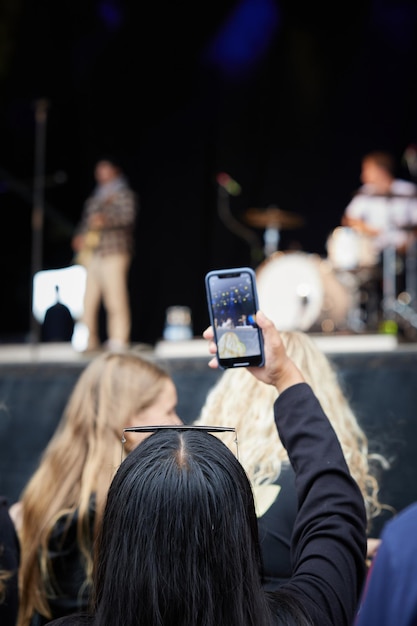 Osoba nagrywająca koncert w Tall Ship Race