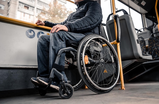 Osoba niepełnosprawna fizycznie w transporcie publicznym z dostępną rampą