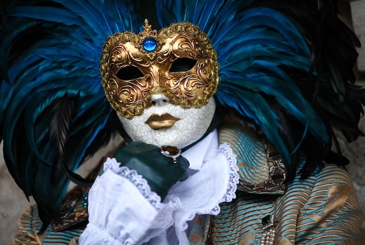 Zdjęcie osoba nosząca wenecką maskę