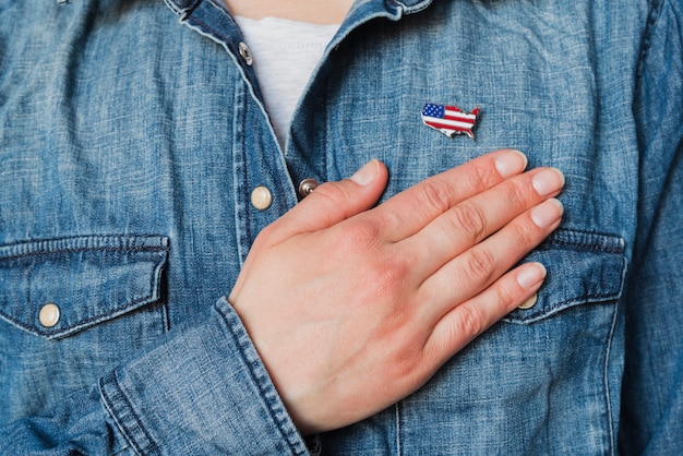 Zdjęcie osoba patriotyczna kładzie rękę na sercu