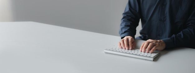 Osoba pisząca na klawiaturze komputera biznesmen pracuje w biurze startowej firmy pisze wiadomości do kolegów i sporządza dokumenty finansowe podsumowujące spotkania Kopiowanie miejsca