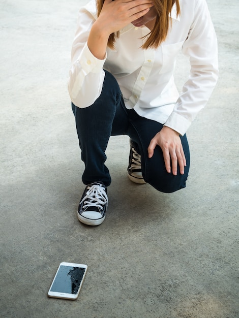 Osoba Porzuciła Smartfon Na Podłodze