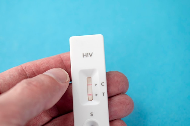 Osoba posiadająca ekspresowy test na HIV z pozytywnym wynikiem