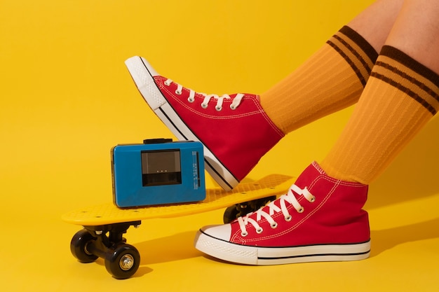 Osoba pozująca ze skateboardem