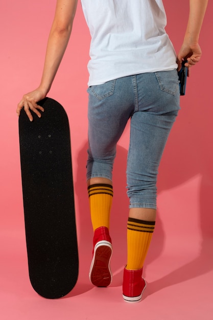 Osoba pozująca ze skateboardem