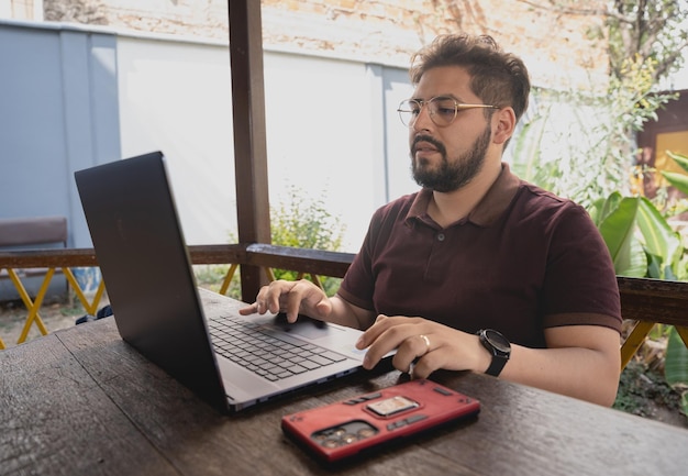 Zdjęcie osoba pracująca na laptopie