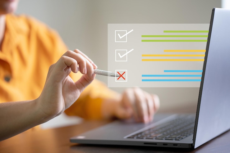 Zdjęcie osoba pracuje na laptopie z listą kontrolną