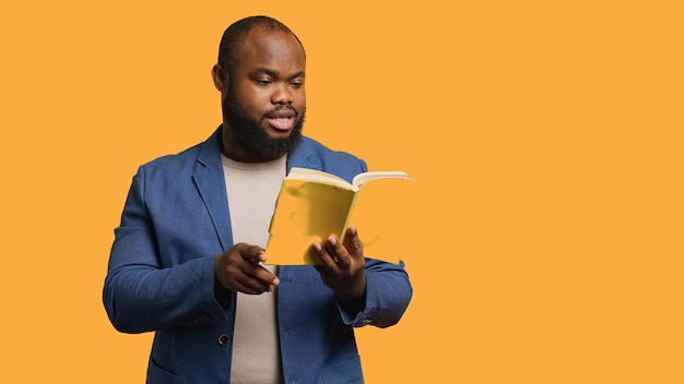Osoba prezentująca literaturę powieść recytująca z stron studia tło