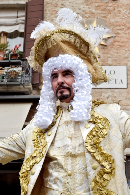 Osoba przebrana na karnawał w Wenecji w złotych strojach