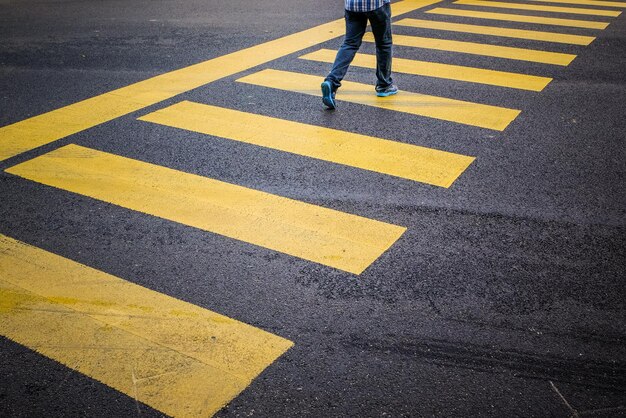 Zdjęcie osoba ścierająca się na przejściu zebry