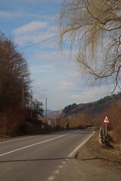 Osoba stojąca na drodze