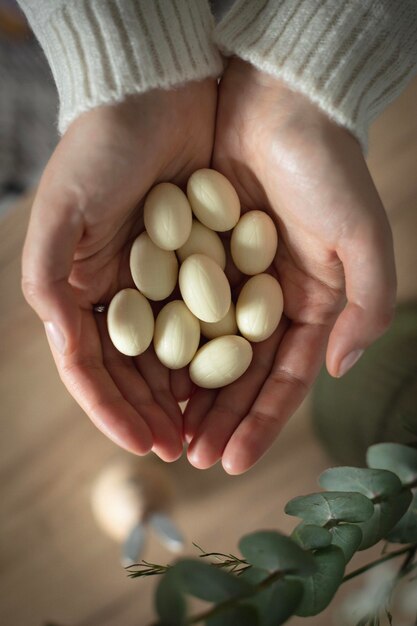 Osoba trzyma w dłoniach garść jaj.