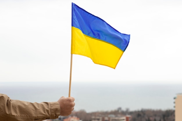 Zdjęcie osoba trzymająca flagę ukraińską