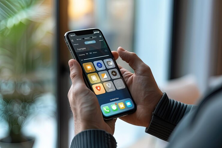 Zdjęcie osoba trzymająca telefon komórkowy w ręku