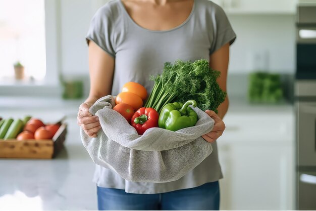 Osoba trzymająca torbę na zakupy wielokrotnego użytku wypełnioną świeżymi produktami ekologicznymi