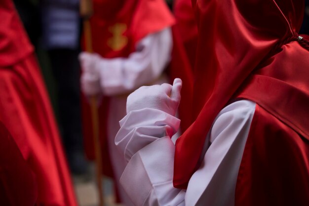 Zdjęcie osoba w tradycyjnych ubraniach maszerująca na ulicy